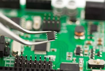 倍加福超skr的聚焦式長光斑光電，傾力服務于PCB自動化處理線！